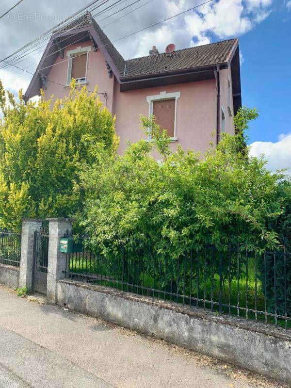 Maison à MONTREUX-CHATEAU