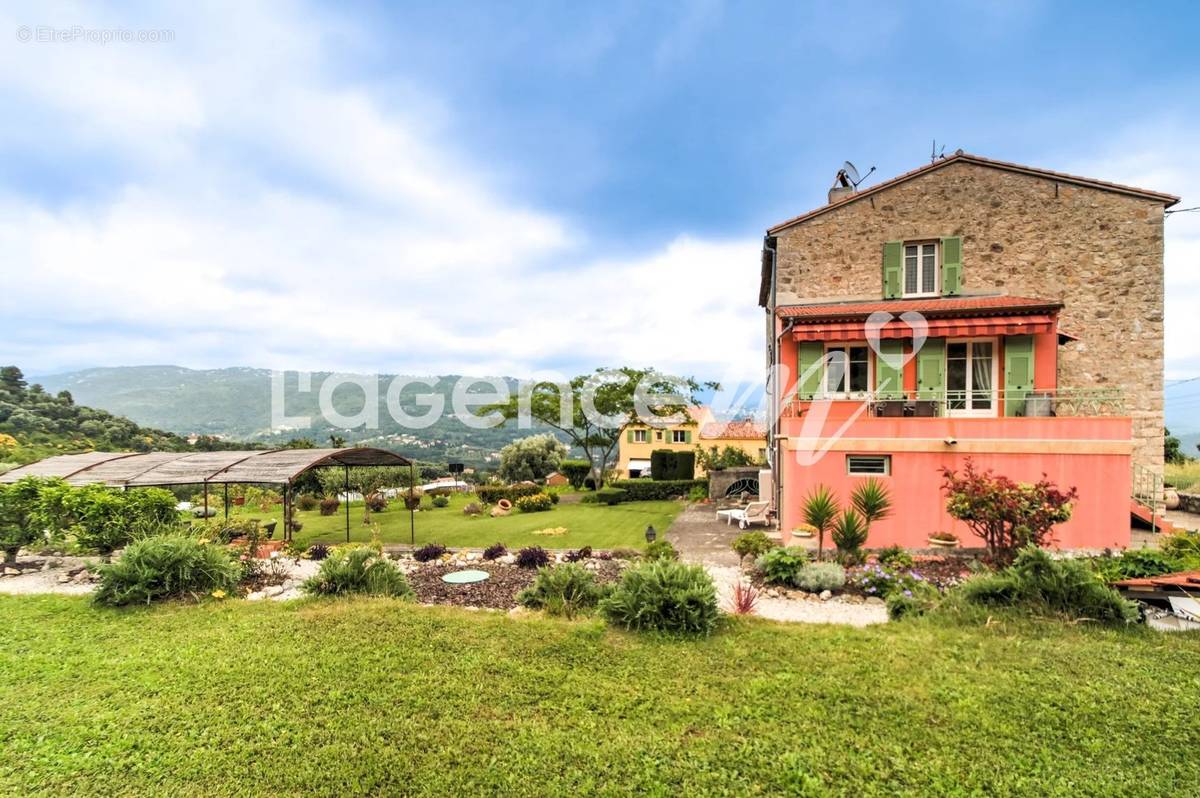 Maison à CHATEAUNEUF-VILLEVIEILLE