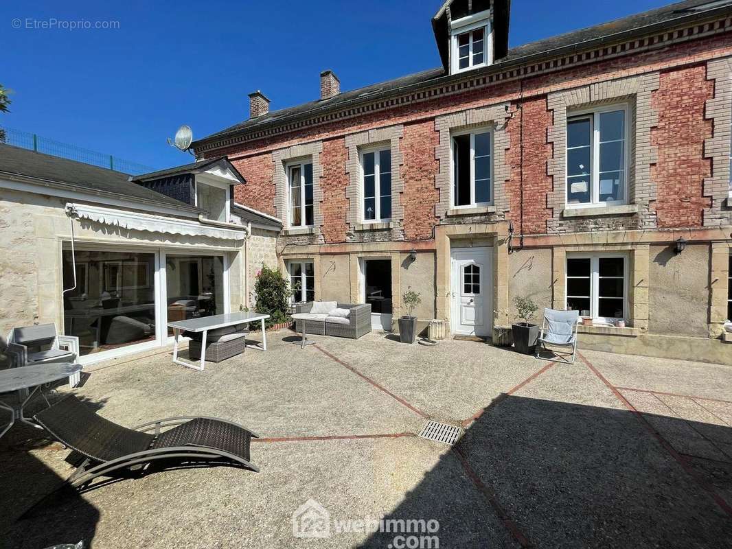 Magnifique maison de Maître d&#039;une surface habitable de 234 m² - Maison à ROYAUCOURT-ET-CHAILVET