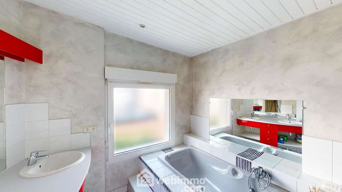 Salle d&#039;eaux avec baignoire et douche. - Maison à NANTES