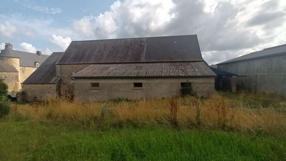 Les anciens bâtiments d&#039;exploitation. - Autre à COLOMBY