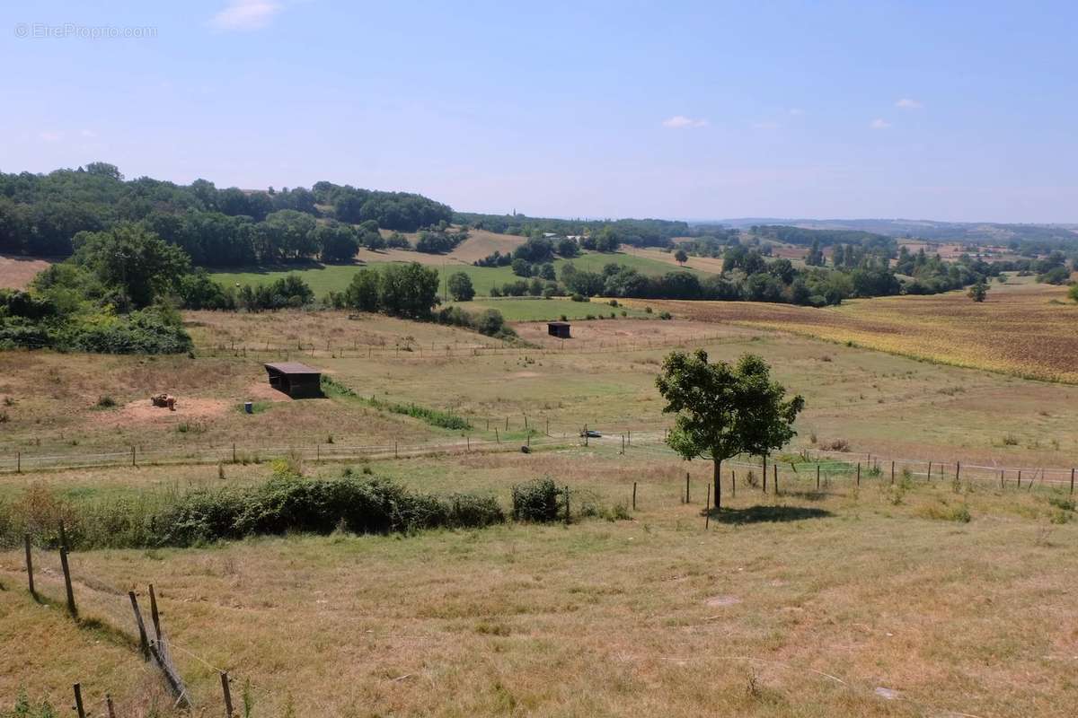 Commerce à TOMBEBOEUF