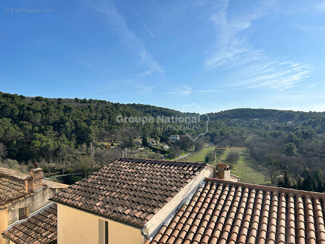 Appartement à LA ROQUE-SUR-PERNES