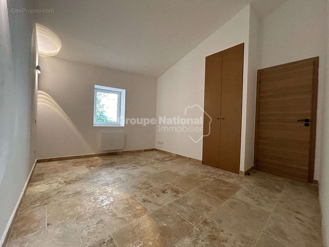 Appartement à LA ROQUE-SUR-PERNES