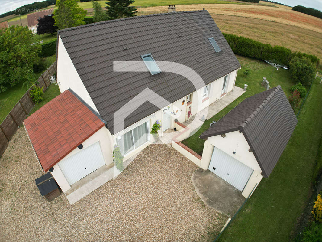 Maison à CHERISY