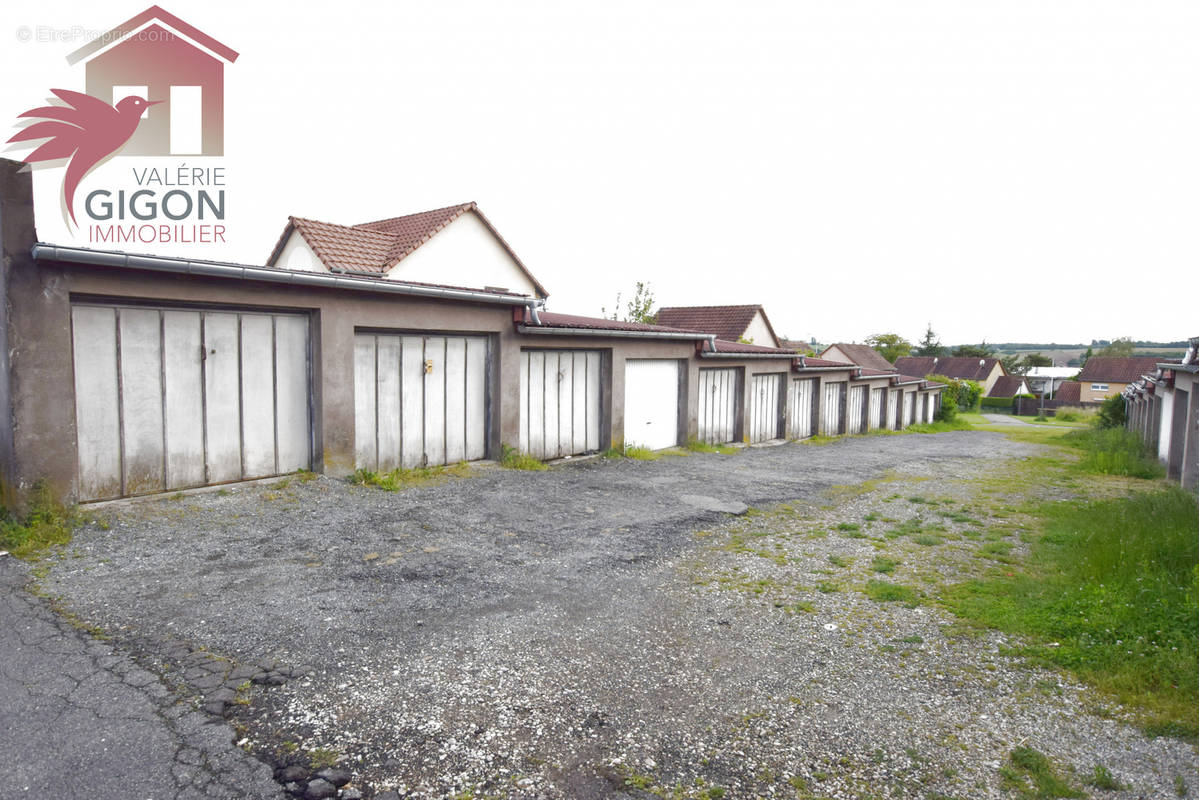 Parking à GRAND-CHARMONT