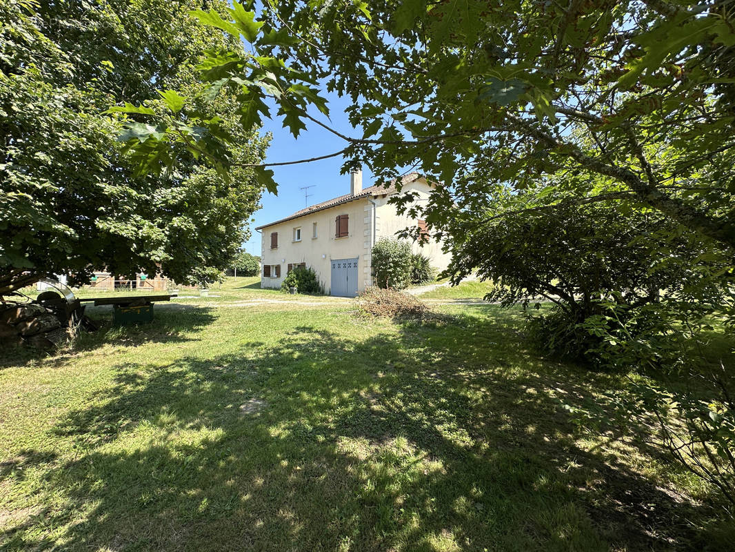 Maison à LA ROCHE-CHALAIS