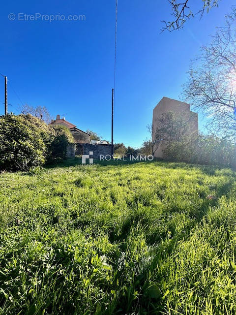 Terrain à BESSE-SUR-ISSOLE