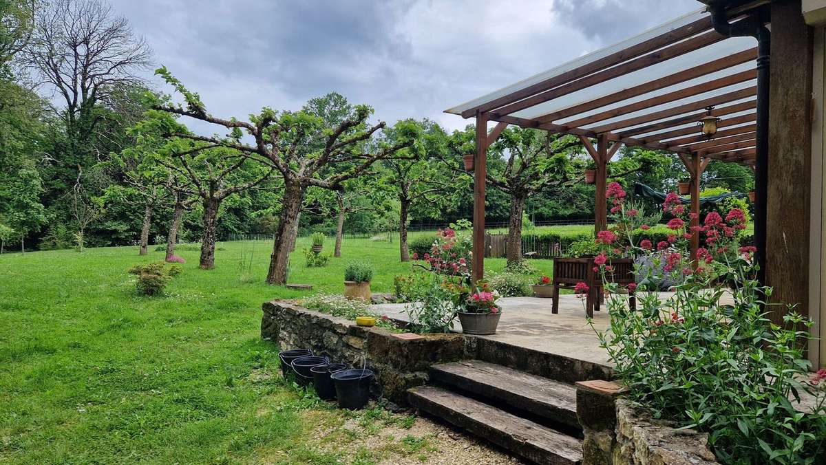 Terrasse RDC - Maison à ROUFFIGNAC-SAINT-CERNIN-DE-REILHAC