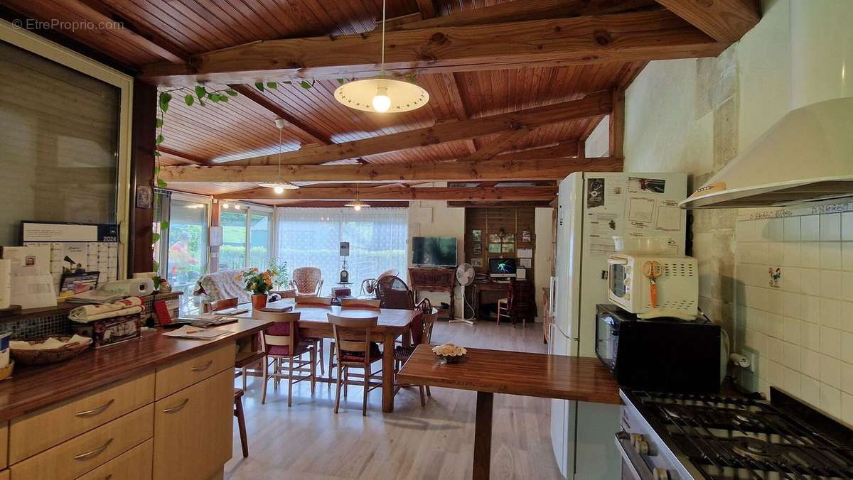 Vue de la cuisine sur la salle à manger - Maison à ROUFFIGNAC-SAINT-CERNIN-DE-REILHAC