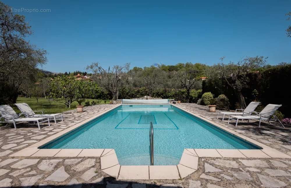 Maison à CHATEAUNEUF-GRASSE