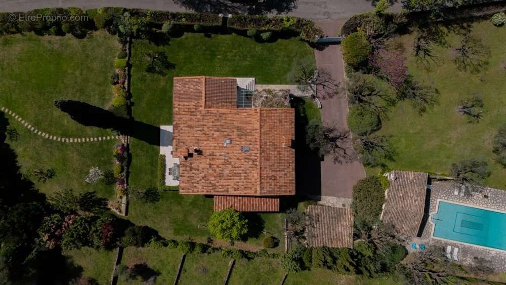 Maison à CHATEAUNEUF-GRASSE