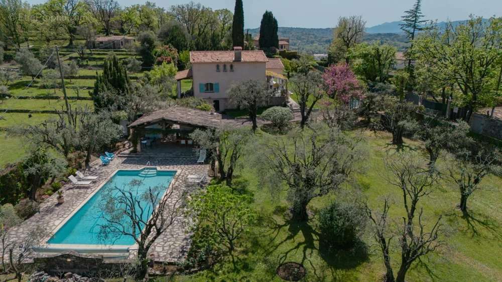 Maison à CHATEAUNEUF-GRASSE