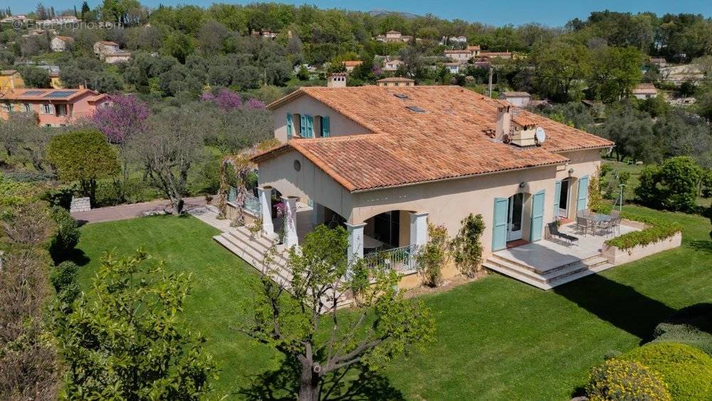 Maison à CHATEAUNEUF-GRASSE