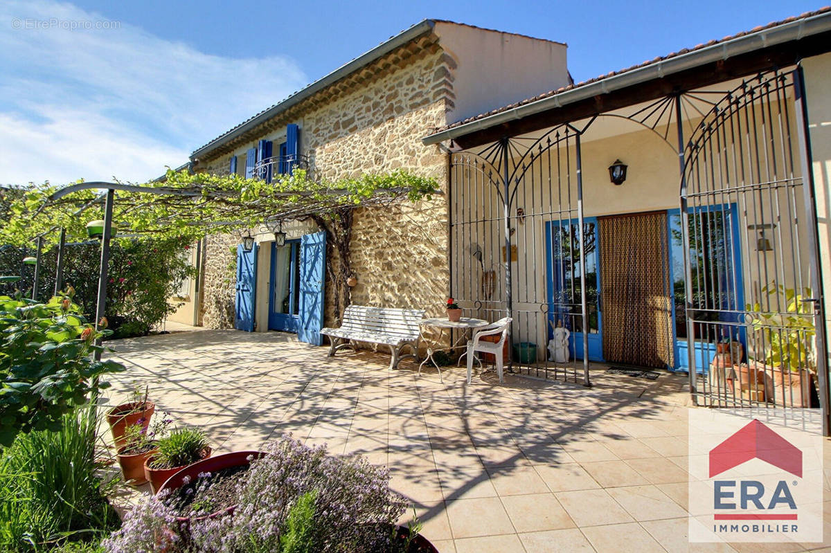 Maison à CAMARET-SUR-AIGUES