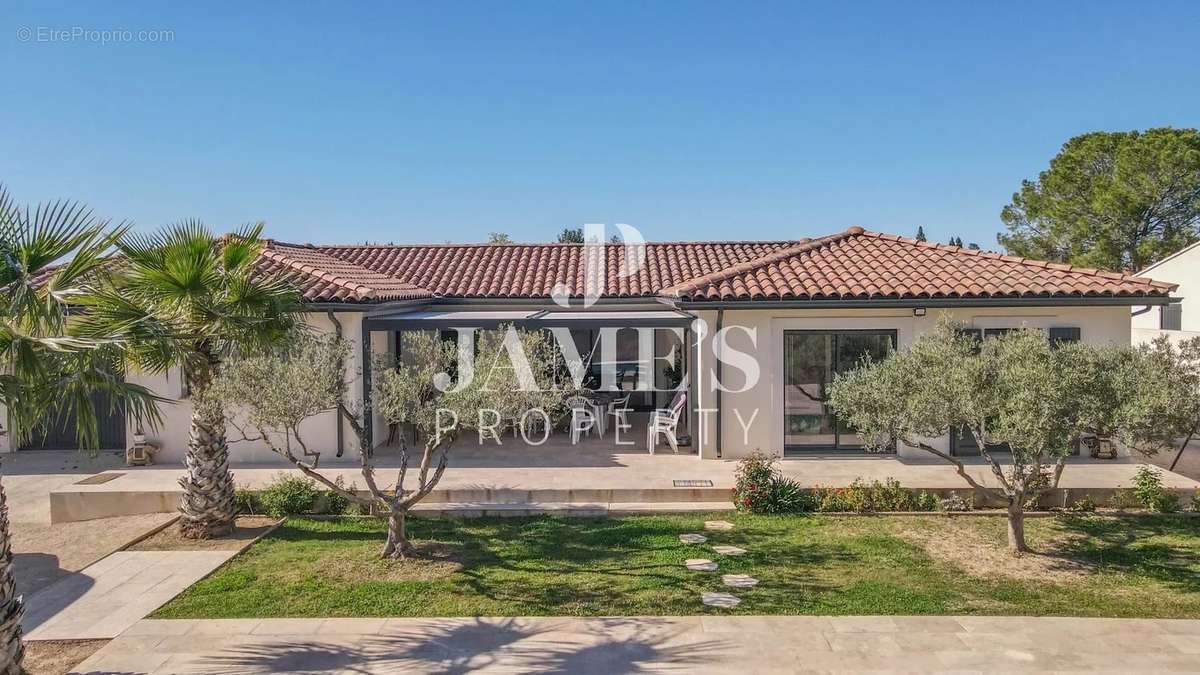 Maison à MAS-BLANC-DES-ALPILLES