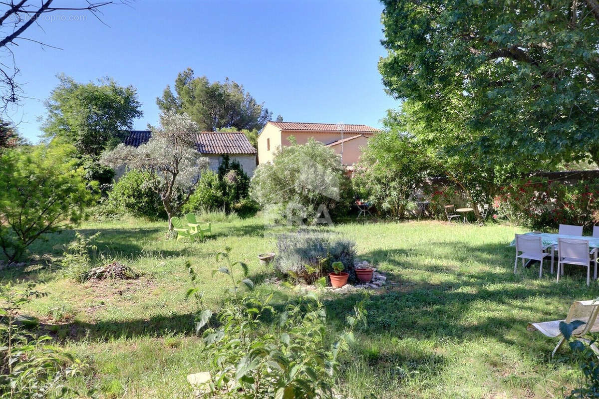 Maison à ENTRAIGUES-SUR-LA-SORGUE