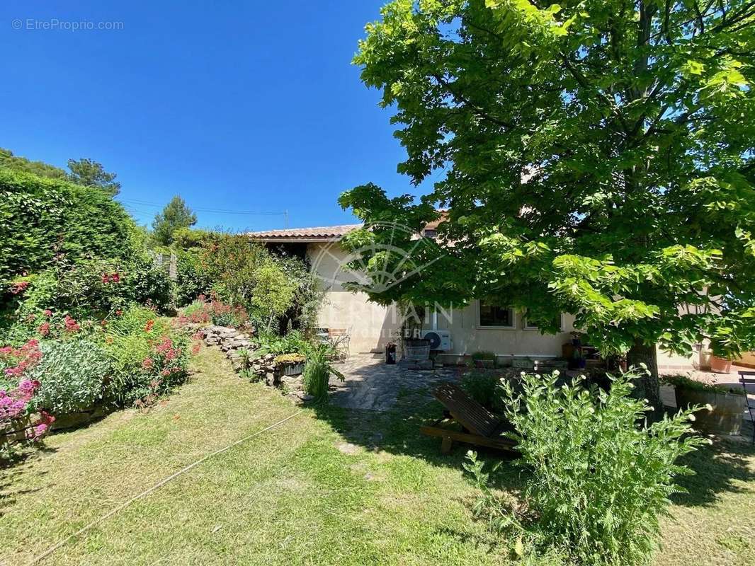 Maison à LA ROQUE-SUR-PERNES