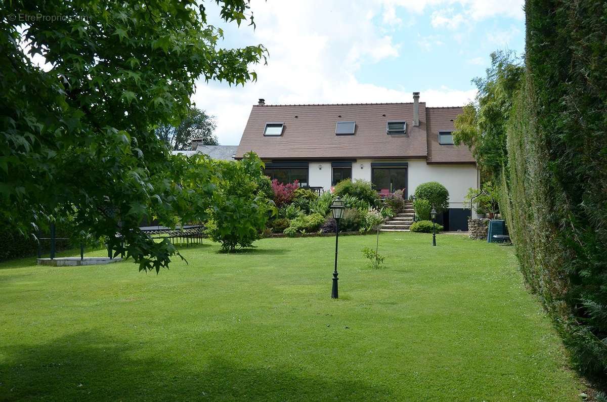 Maison à DAMPIERRE-EN-YVELINES