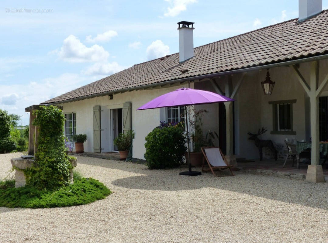 Maison à SAINT-TRIVIER-DE-COURTES