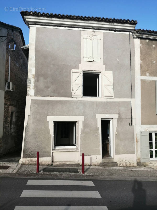 Maison à LA ROCHEBEAUCOURT-ET-ARGENTINE