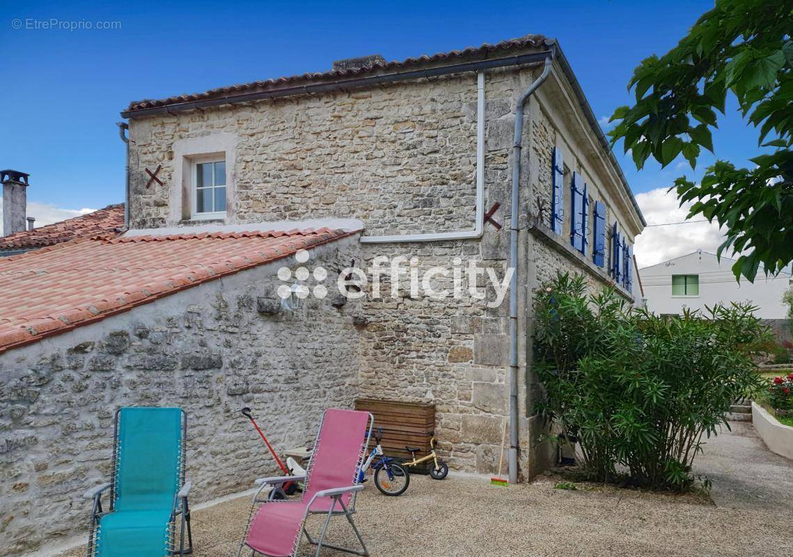 Maison à SAINT-HILAIRE-DE-VILLEFRANCHE