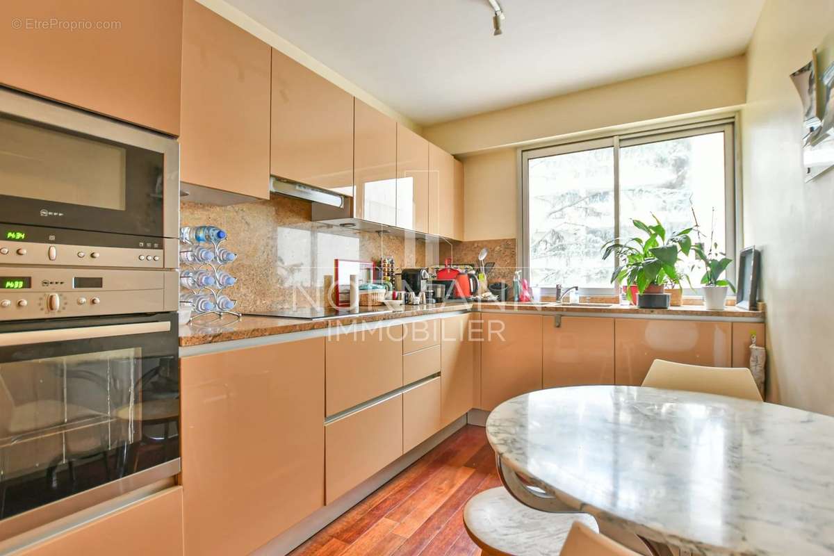 Appartement à NEUILLY-SUR-SEINE