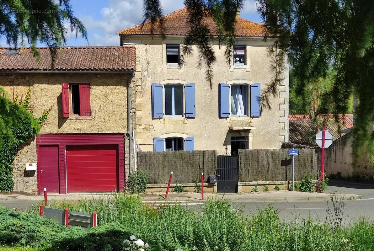 Maison à SAINT-CHRISTOPHE-SUR-ROC