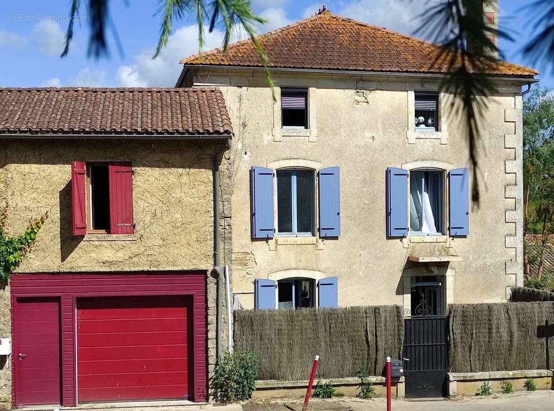 Maison à SAINT-CHRISTOPHE-SUR-ROC