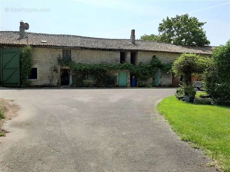 Maison à CHEF-BOUTONNE