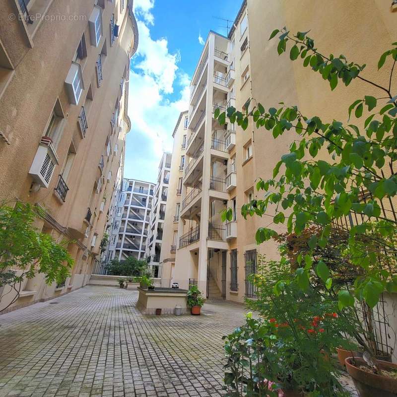 Appartement à COURBEVOIE