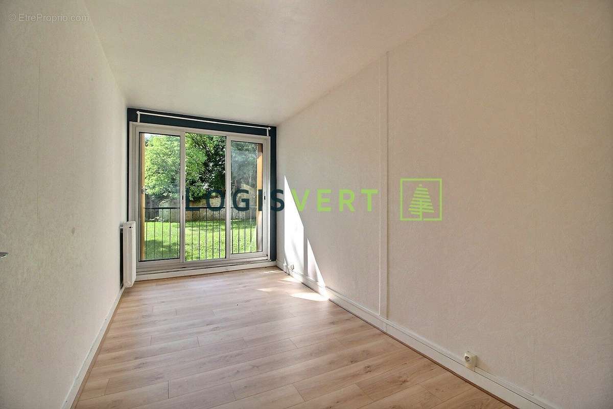 Chambre 1 - Appartement à VILLEBON-SUR-YVETTE