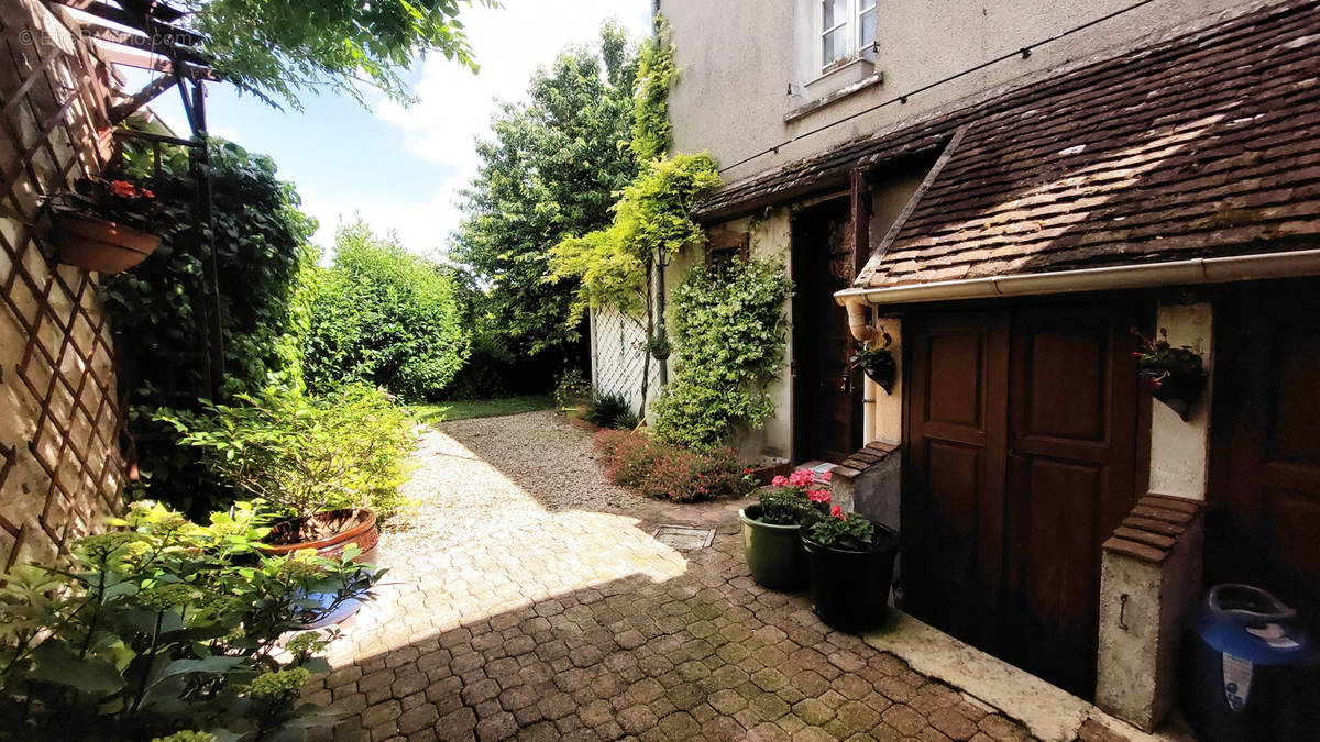 Maison à THORIGNY-SUR-OREUSE