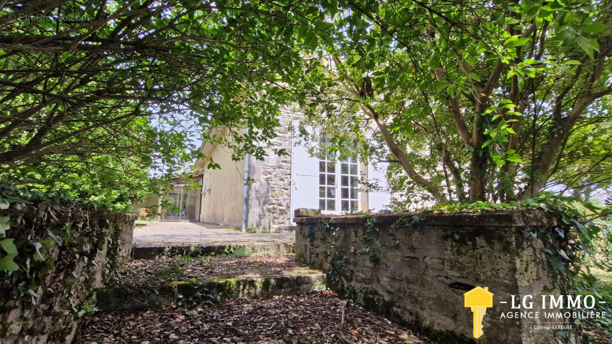 Maison à CHENAC-SAINT-SEURIN-D&#039;UZET