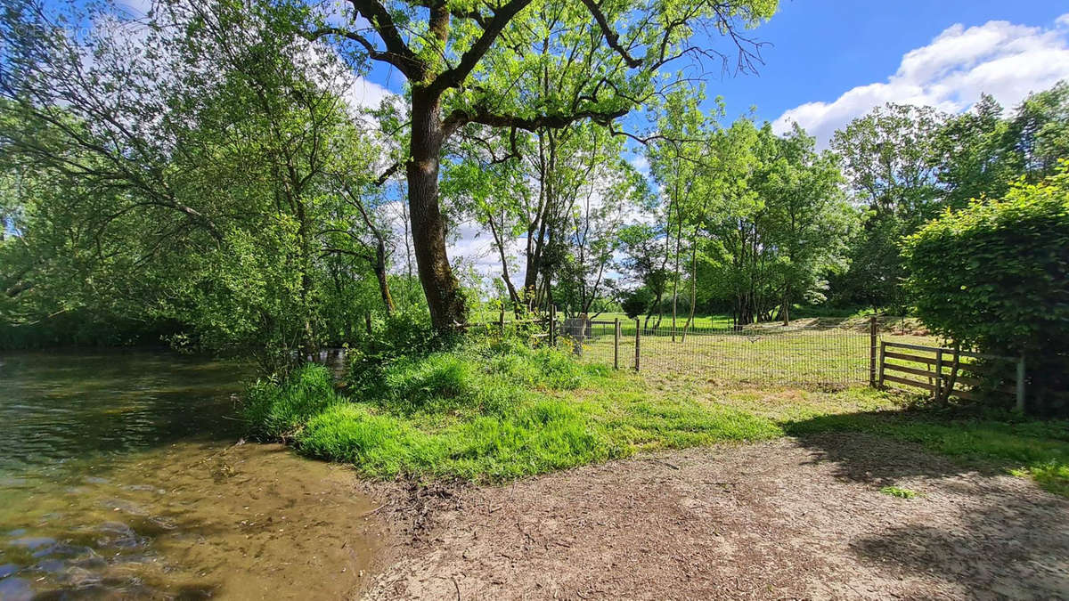 Terrain à MOUTIERS-SUR-LE-LAY