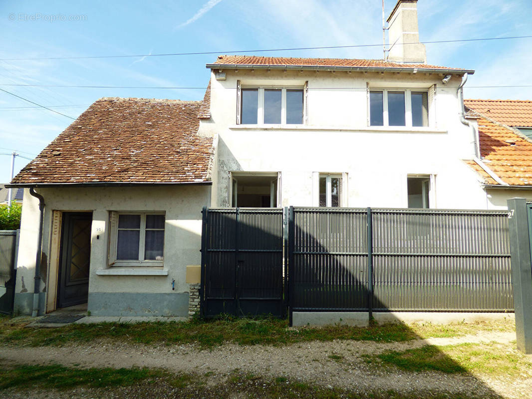 Maison à SAINT-DENIS-DE-L&#039;HOTEL