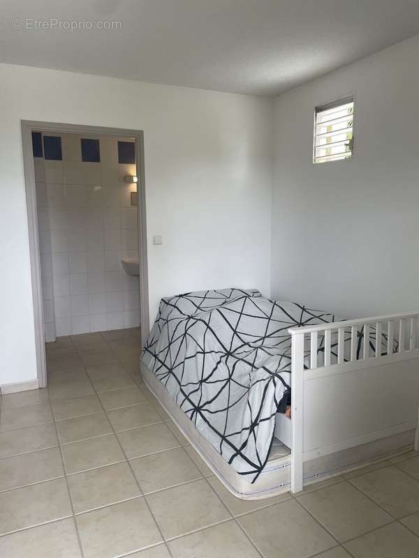 Chambre n2 - Appartement à FORT-DE-FRANCE