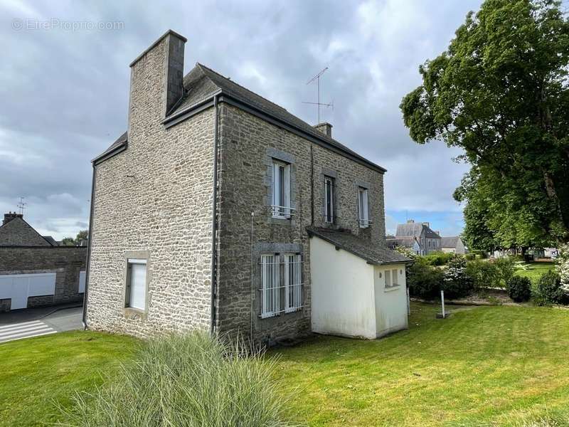 Maison à SAINT-NICOLAS-DU-PELEM