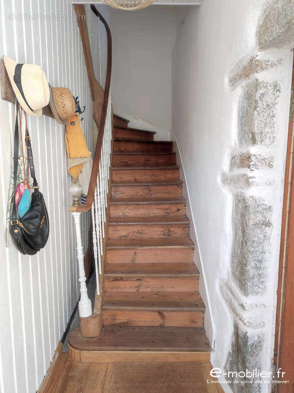 Entrée sur escalier - Maison à GROIX