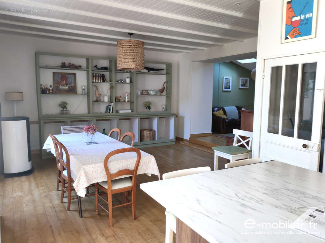 Salle à manger ouverte sur cuisine - Maison à GROIX