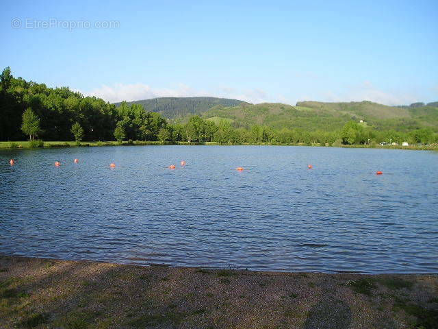 plan d&#039;eau destiné à la baignade aux jeux d&#039;enfants aux grillades et à la pêche à la ligne , terrain de pétanque - Maison à CEILHES-ET-ROCOZELS