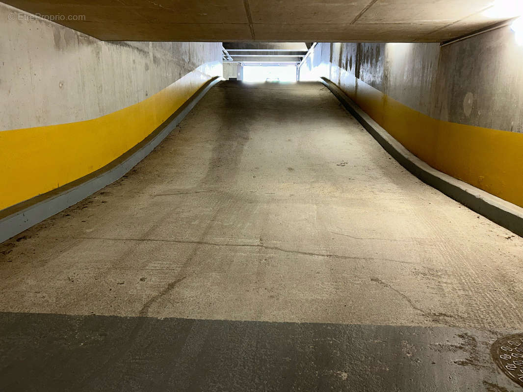 Parking à RUEIL-MALMAISON