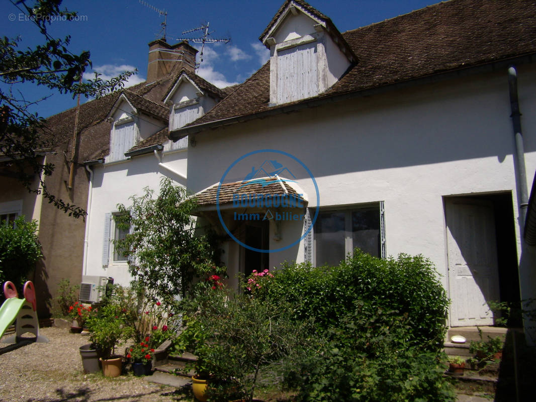 Maison à VARENNES-LE-GRAND