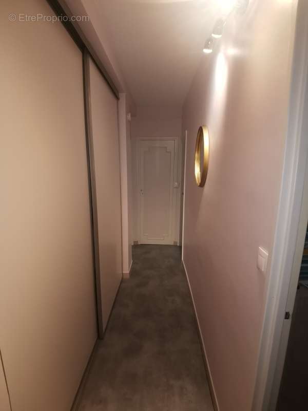 Couloir avec placard. la porte du fond est le dressing. - Appartement à JOUE-LES-TOURS