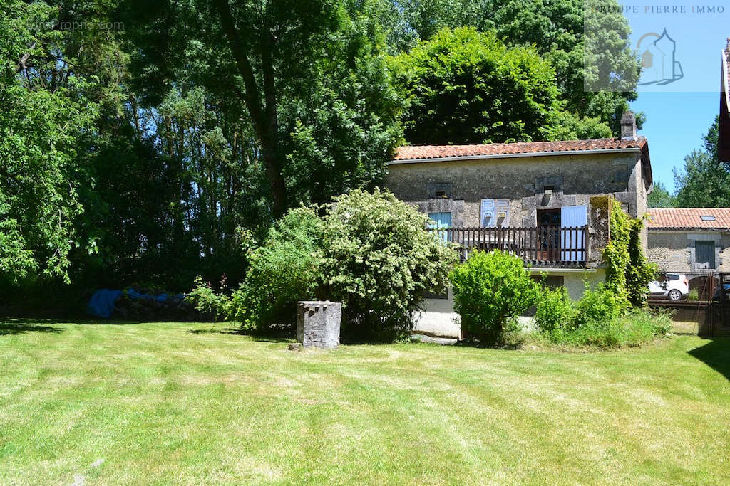 Maison à NANTEUIL-AURIAC-DE-BOURZAC