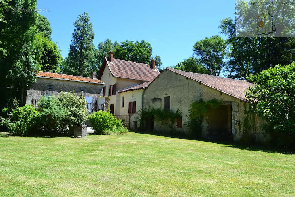 Maison à NANTEUIL-AURIAC-DE-BOURZAC