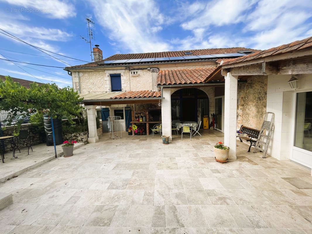 Maison à LEGUILLAC-DE-CERCLES