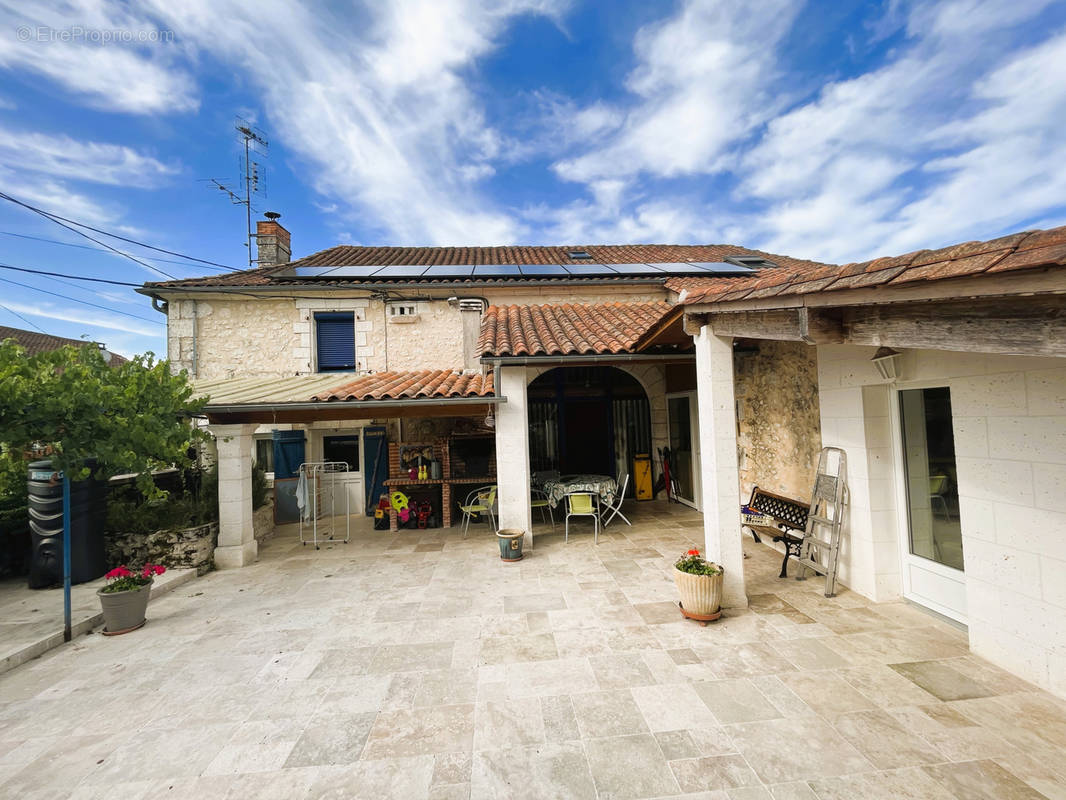 Maison à LEGUILLAC-DE-CERCLES