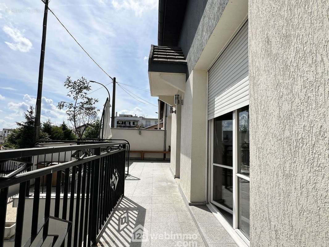 Avec accès sur le balcon/terrasse, - Maison à VITRY-SUR-SEINE