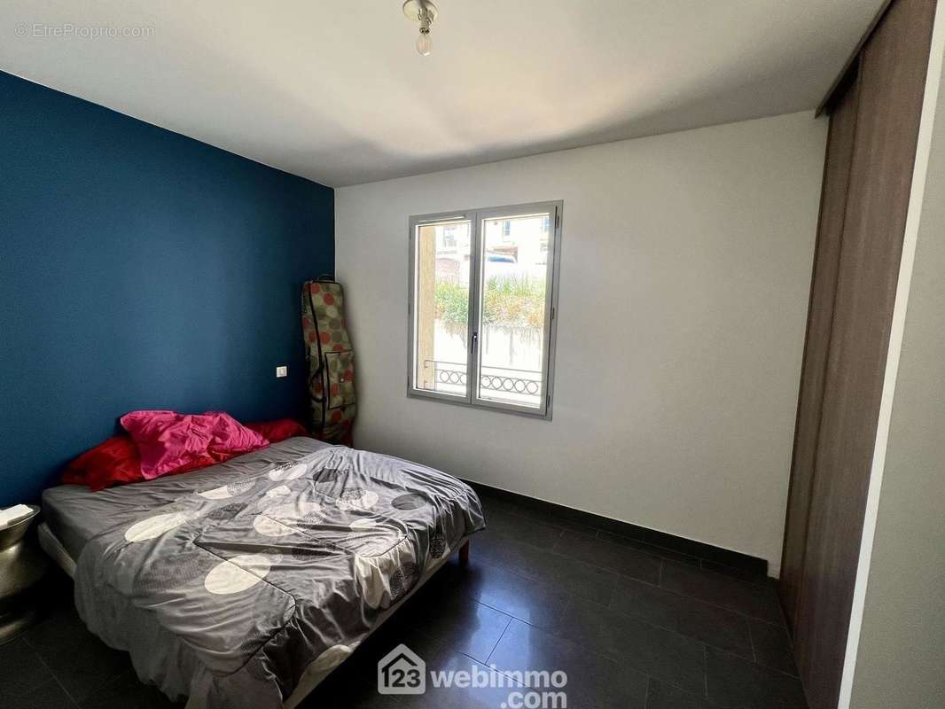 La chambre mesure 11m2 et possède un placard - Appartement à SAN-MARTINO-DI-LOTA